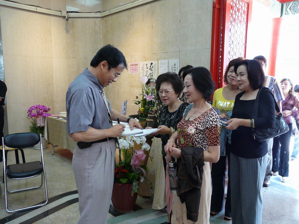 作者陳振輝教授正在為來賓於藝術教育導賞手冊上簽名